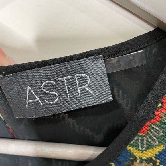 ASTR THE LABEL Womens Round Neck Tribal Boho Printed Pattern Tank Dark Colors - Picture 3 of 3